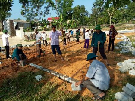 Xây bồn hoa dọc theo trục đường trung tâm thôn