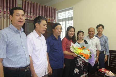 Lãnh đạo huyện Vũ Quang tặng hoa chú mừng Hội LHPN huyện nhân kỷ niệm 88 năm ngày thành lập Hội LHPN Việt nam 20/10