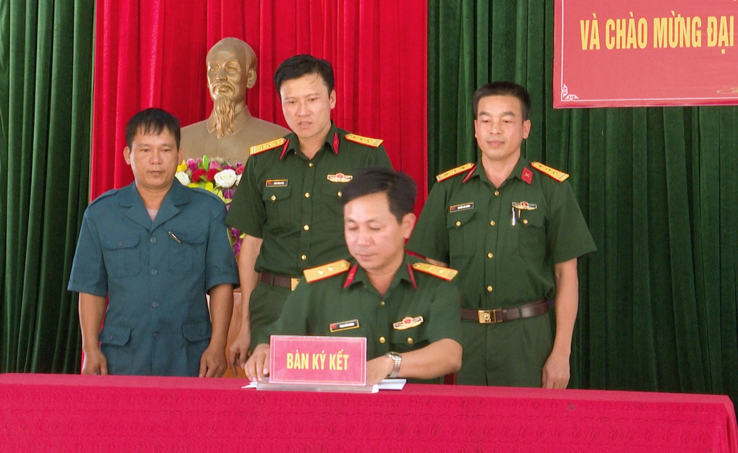Anh Quan su phat dong