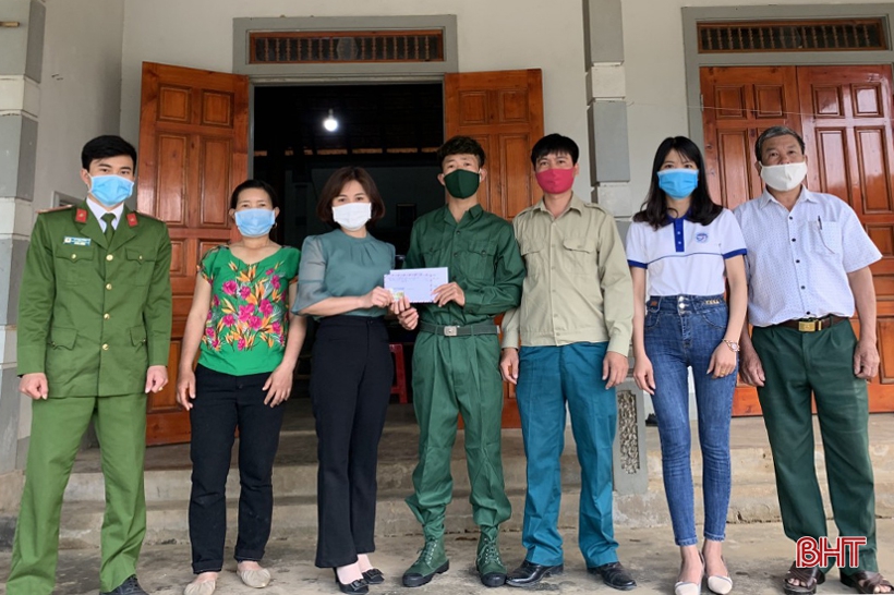 Các cấp hội phụ nữ Hà Tĩnh tặng gần 1.500 suất quà động viên tân binh