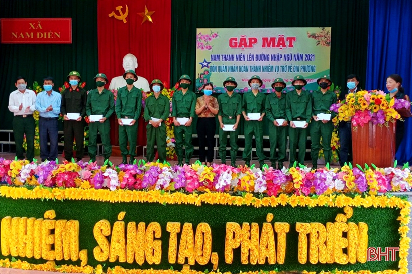 Các cấp hội phụ nữ Hà Tĩnh tặng gần 1.500 suất quà động viên tân binh