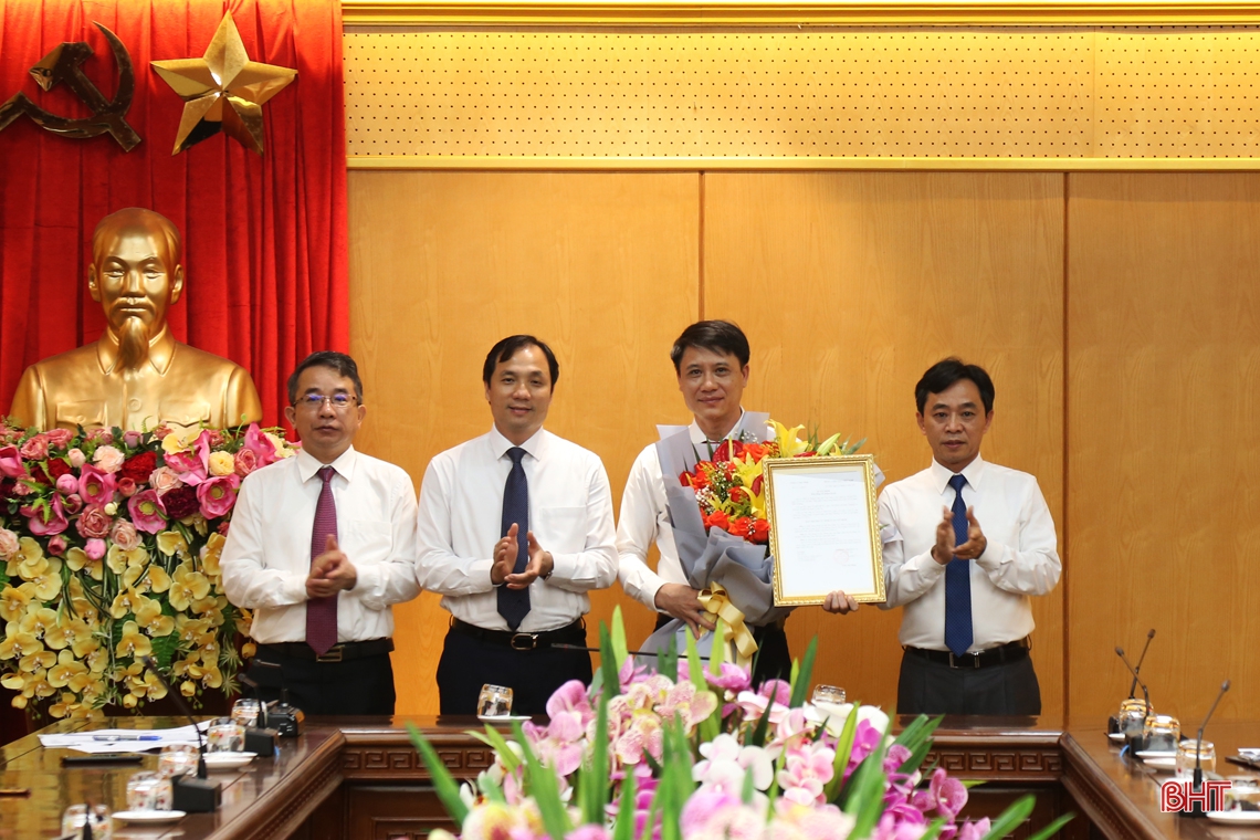 Trao quyết định bổ nhiệm Phó Chánh Văn phòng Tỉnh ủy Hà Tĩnh