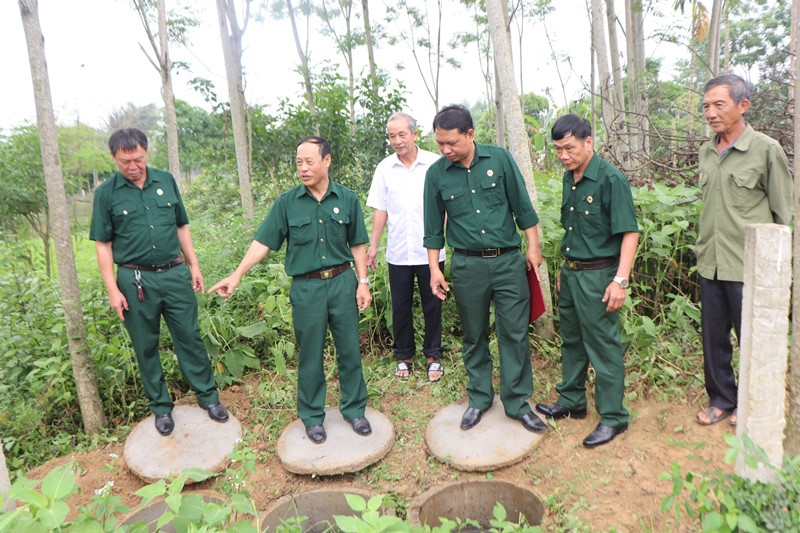 hoi vien ccb xa an hoa thinh xay dung ho xu ly nuoc thai sinh hoat