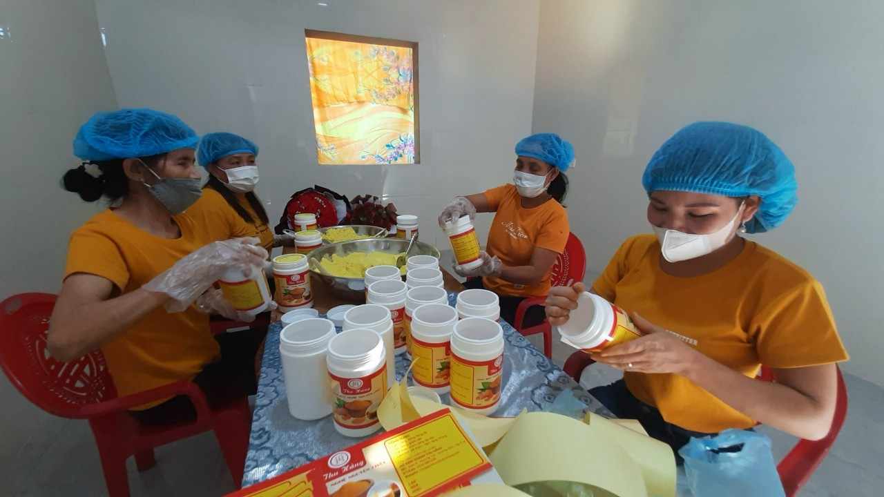 Xưởng của chị Hằng cũng đã tạo công ăn việc làm thời vụ cho 3-5 lao động địa phương.