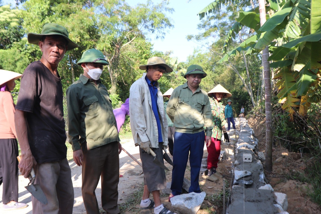 Bí thư Huyện ủy Bùi Nhân Sâm kiểm tra động viên phong trào tại xã Sơn Trung