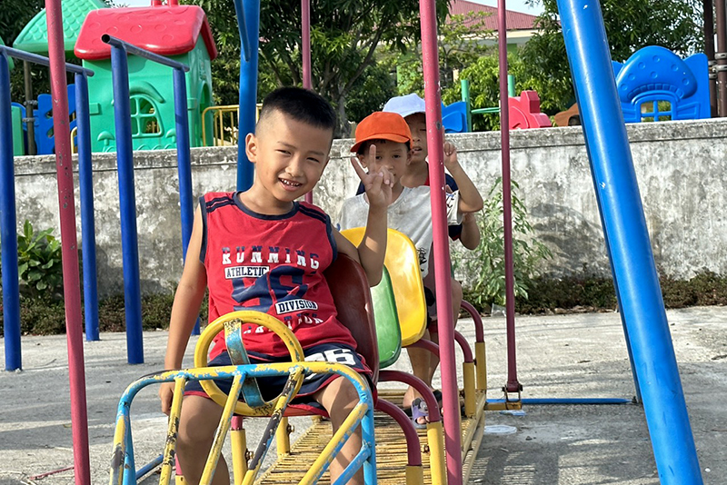 cac em nhi dong vui choi tai khuon vien cua nha van hoa cong dong ngoi nha tri tue thon thon tan vinh can xa cam thanh huyen cam xuyen
