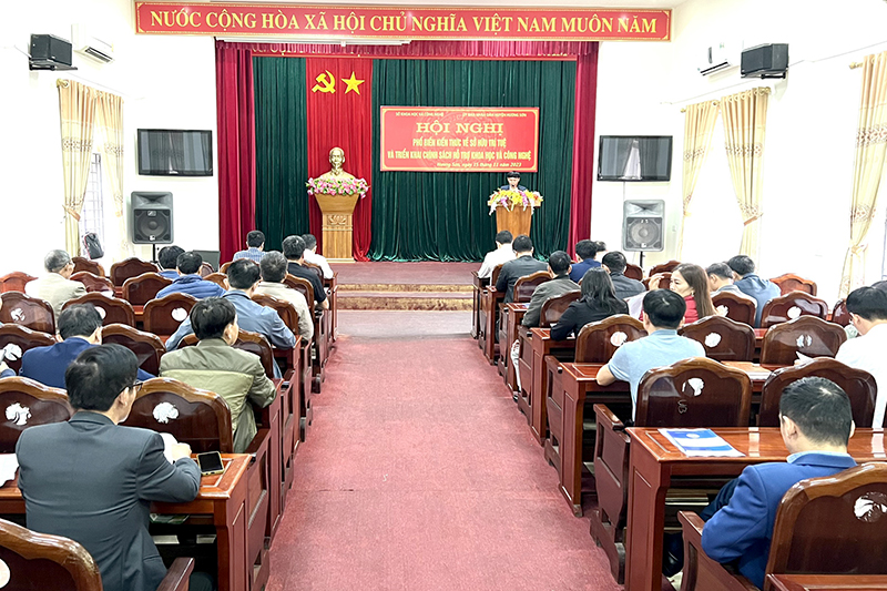 1 toan canh hoi nghi