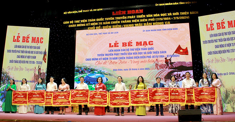 doan ha tinh thu 8 tu trai sang nhan giai nhi tai lien hoan