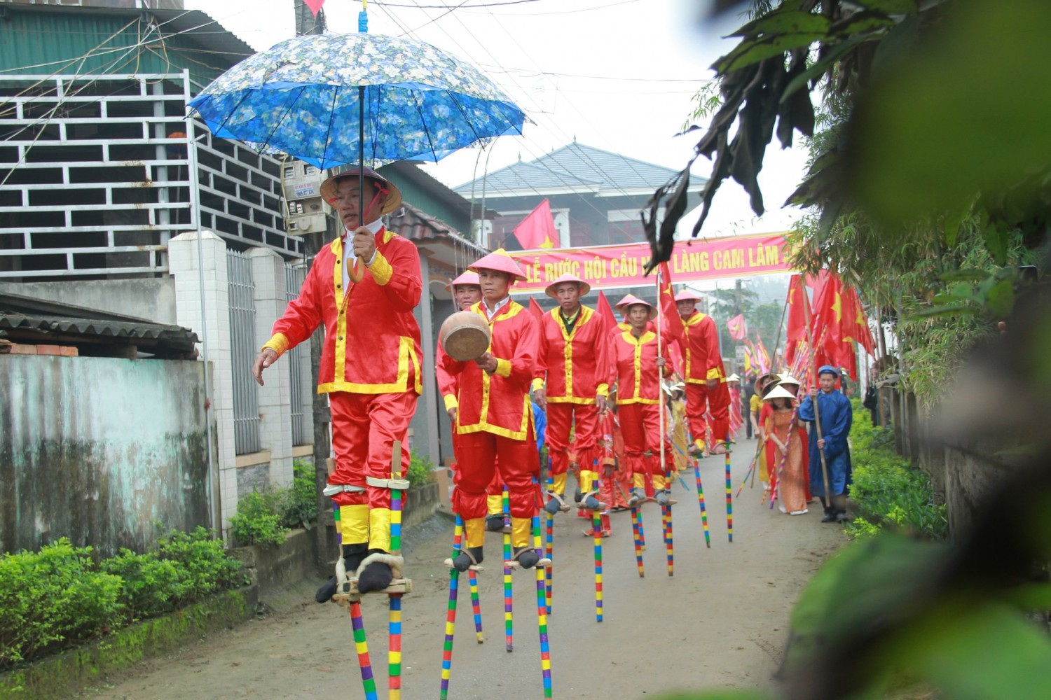 anh 3 nguoi dan di ca kheo trong le hoi