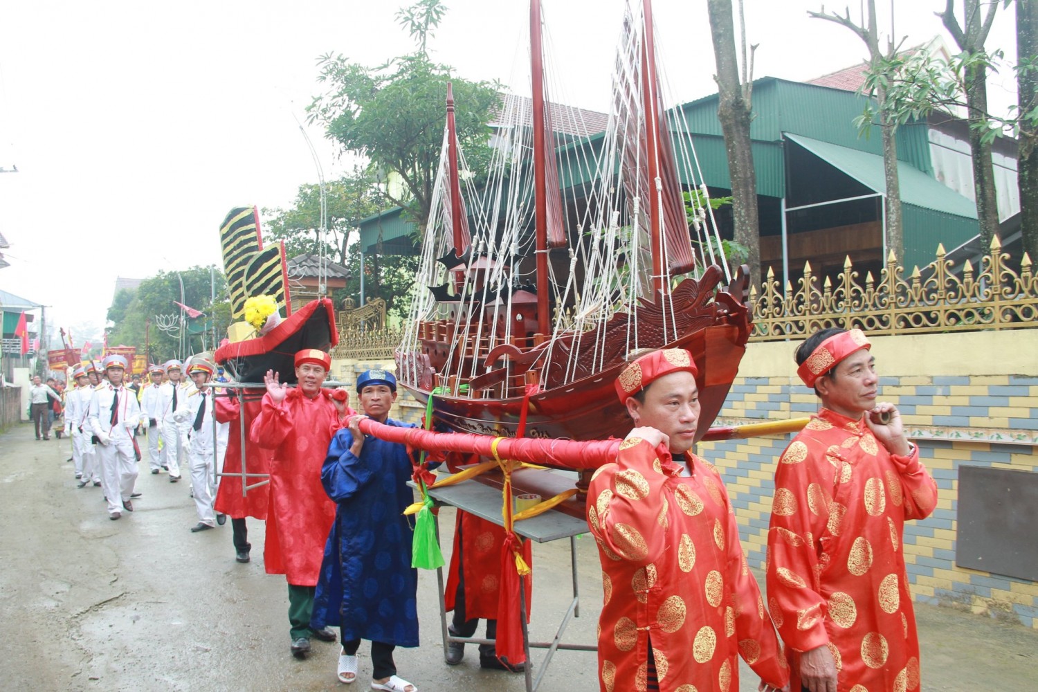anh 5 nghi le ruoc than ngu ra bien