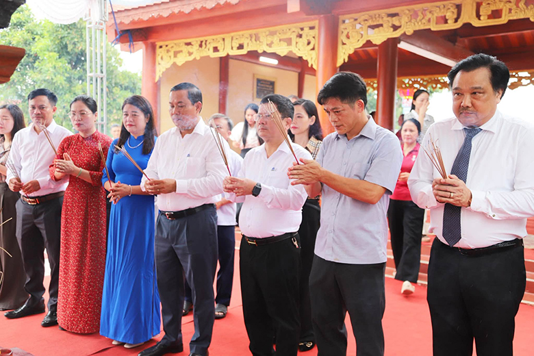 anh 3 lanh dao xa cam xuyen va cac dai bieu dang huong tuong nho cac bac tien nhan