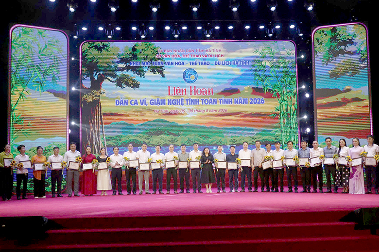 Phó Chủ tịch UBND tỉnh Nguyễn Thị Nguyệt và Ban Tổ chức trao Giấy chứng nhận tham gia Liên hoan, tặng hoa chúc mừng các câu lạc bộ. 